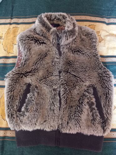 фото 3 на 4 цена бишкек: Куртка-безрукавка.Красивая качеств енная.Меховая.Лёгкая.Изза