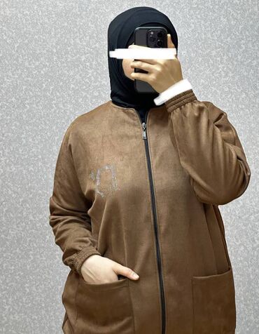 Dəstlər, kostyumlar: *Sport, Ətəkli Dəst.* *Parça: Nabuk.* *Ölçü: Standart: (38 40, 42, 44 — 10