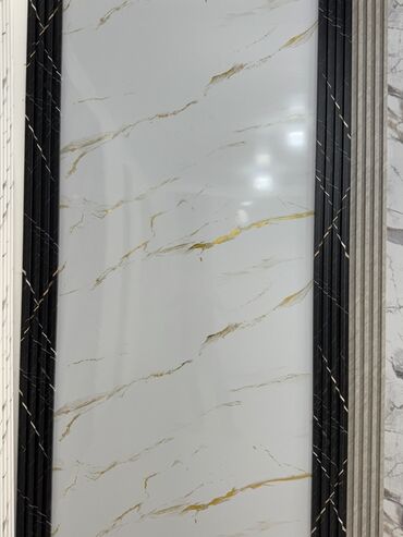 Digər tikinti materialları: Ağ rəngdə, qızılı naxışlı, mərmər teksturalı panel. Bu panel interyer