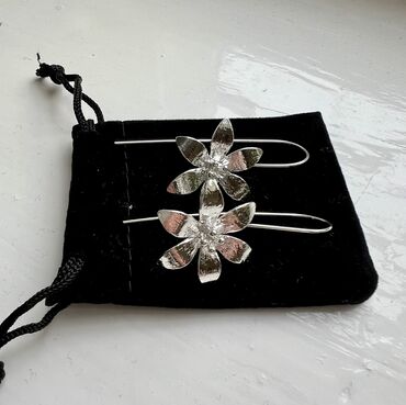 серебрянная ложка: Продаю серебряные серьги в форме цветка. Обмен не интересует