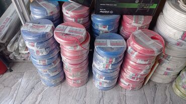 Обои: Elektrik kabelləri müxtəlif layihələr üçün əlverişli, qırmızı və göy