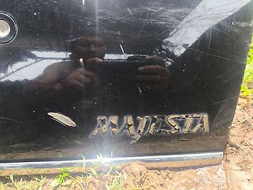 maje: MAJESTA . Черная крышка багажника от автомобиля Toyota, модель — 3
