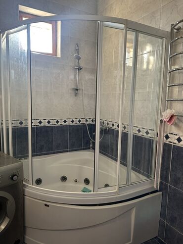 Duş kabinaları, arakəsmələr: Hidromasaj funksiyalı ağ rəngli künc vanna otağı üçün duş kabinəsi