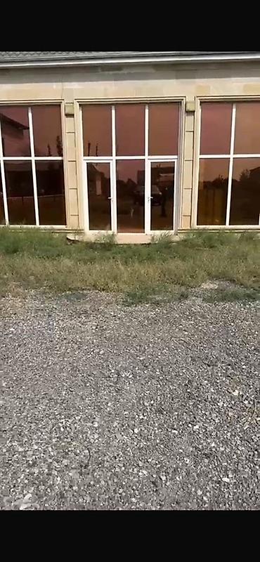 pub da is elanlari: İri vitrin şüşələri və daxildə bölmələrdən ibarət kommersiya məkanı — 1