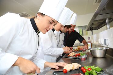 вакансия помощник повара: Требуется Повар : Мясной цех, Европейская кухня, 1-2 года опыта