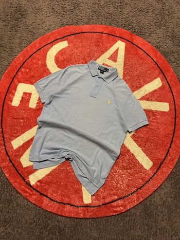 Рубашки: Голубая рубашка-поло Ralph Lauren с короткими рукавами. Вышитый желтый