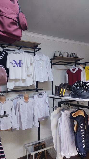 Кронштейны, стойки: Продается торговое оборудование для магазина одежды. Рассчитан до — 5