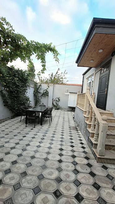 1 otaq ev: 3 otaqlı həyət evi - Geniş, tam daş döşənmiş həyət: küncdə — 1