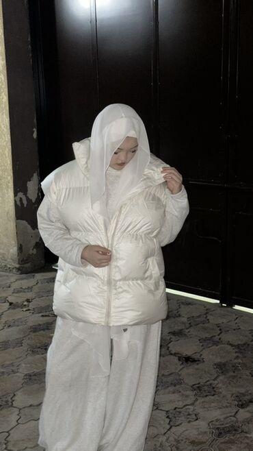 спортивное оборудование: Утеплённый объёмный жилет-пуховик - Модель: безрукавка с широкими