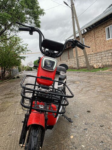 Мотоциклы и мопеды: Продаю скутер 4 акамулятора хватает 30-35 км Очень быстрый