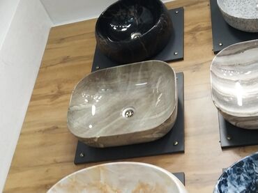 Сантехника: Oval formalı, boz rəngli mərmər lavabo. Lavabonun səthi hamar və