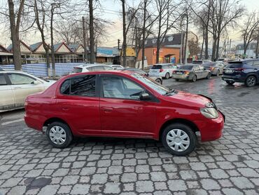 красный матиз: Toyota Vitz / Platz / Yaris / Echo: 2001 г., 1.5 л, Автомат, Бензин, Седан