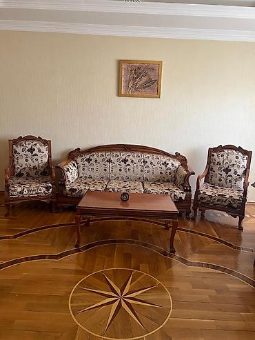 gul: Gülü90 Klassik divan kreslo Yaxshi veziyyetdedir Qiymeti 650 Azn — 1