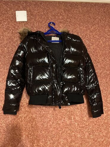 moncler бишкек: Женская куртка Moncler, M (EU 38), L (EU 40), цвет - Черный