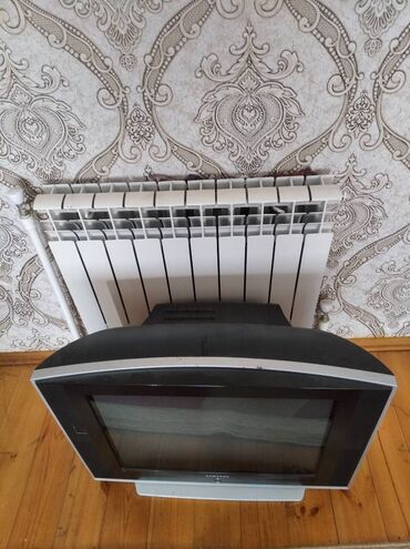 tv antenna: İşleyir boyuk tvdi duz ekrandi oval deyil .kime lazim olsa gelib baxa