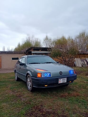 Volkswagen: Volkswagen Passat: 1988 г., 1.8 л, Механика, Бензин, Седан