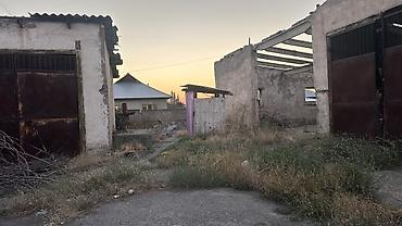 промышленный участок: Нежилой объект с хозяйственным двором и блоком гаражей Описание: - — 8