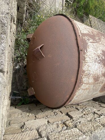 Baklar və çənlər: Salam. 8-10 tonluq qalın dəmirdən su çəni satılır. Bakıdadır. Qiymət — 10