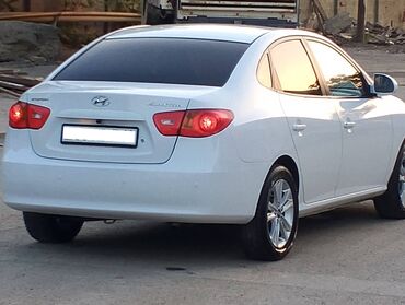 Hyundai Elantra: 1.6 l | 2008 il Sedan