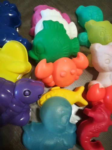 Sve za decu: Plastične figurice za igru 12 kom sve za 500 din, raznih oblika i