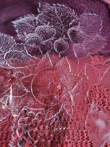 Ostalo posuđe: Bombonijera nova sa poklopcem,puno staklo. Visina. 12cm. Precnik — 11