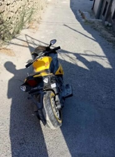 Mopedlər,skuterlər: Idman üslubunda sarı-qara rəng sxemi ilə mini elektrik motosiklet