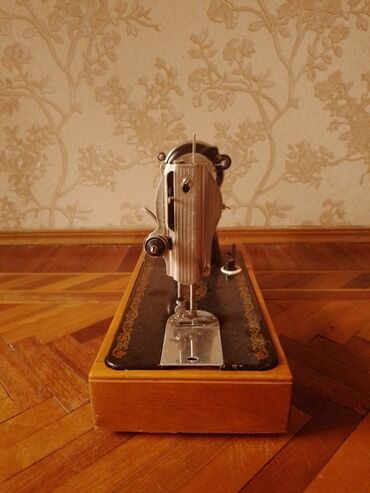 Qədim tikiş maşınları: Məhsul: Köhnə tip əl ilə işləyən tikiş maşını (daşınan model) Təsvir — 5