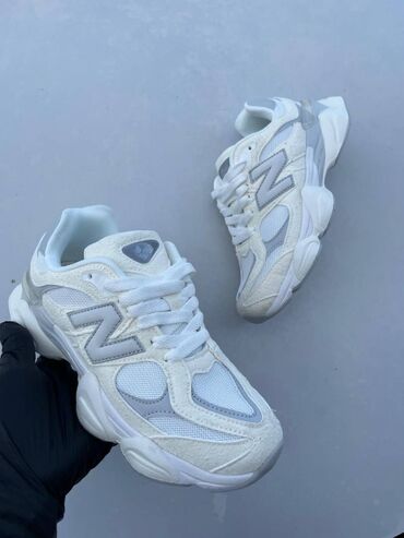 Women's Sneakers and athletic shoes: New balance 9060 patike

Novo
Brojevi 36 do 46

fb Moja Kupovina 1 — 6