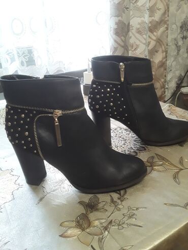 Сапоги: Продаю полусапожки р.38-39 at lalafo.kg Сапоги: Продаю полусапожки р.38-39