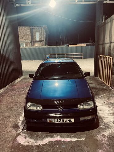 химия для мойки авто: Volkswagen Golf синего цвета, только звоните!