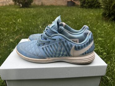 Кроссовки и спортивная обувь: Кроссовки Nike (2 пары) для зала/футзала.КАЖДАЯ ПО 1700 сомов,вообщем — 3