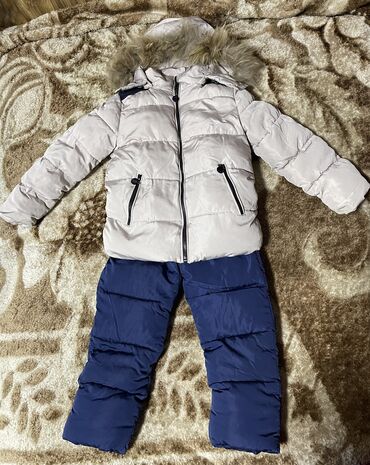 зимние куртки для девочек: Детский зимний комбинезон с курткой в отличном состоянии, на возраст