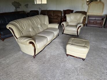 Ostali nameštaj: Elegantan trodijelni set za sjedenje u krem boji, presvučen kožom. Set — 10