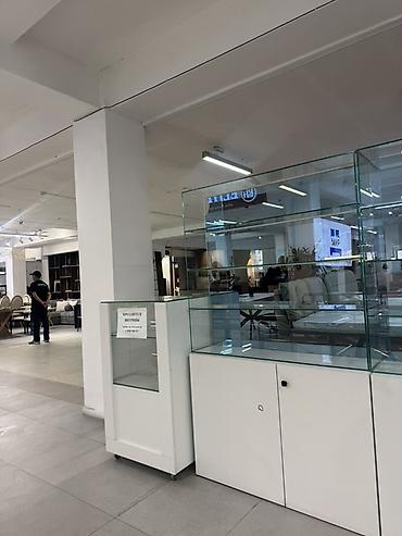 Торговое оборудование: Стеклянные торговые витрины и прилавки для магазина Состав: - Линейка — 3