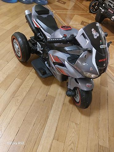 Uşaq üçün elektrikli üçtəkərli motosiklet zaradkayladi adaptoru var
