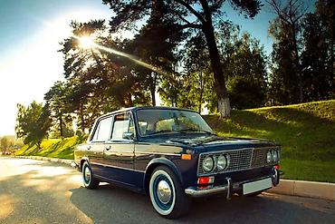 VAZ (LADA): Klassik sovet sedanı – 4 qapılı, arxaötürücülü model. Dərin tünd mavi — 1
