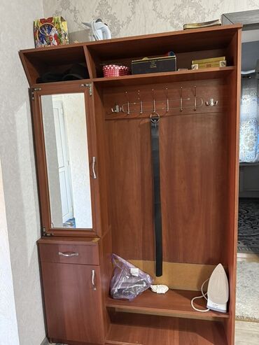 шкаф в прихожую с зеркалом: Кире бериш үчүн шкаф, Күзгүсү менен