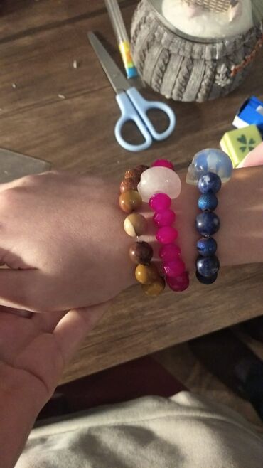 Muncuqlar: Qolbağlar təbii daşlardan. qiymət daşa və ölçüyə gorə. Muncuq dəsti – — 12