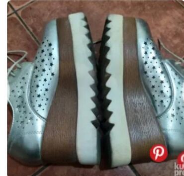 Women's Footwear: Prodajem potpuno nove srebrne metalik platforme
Udobne,lagane