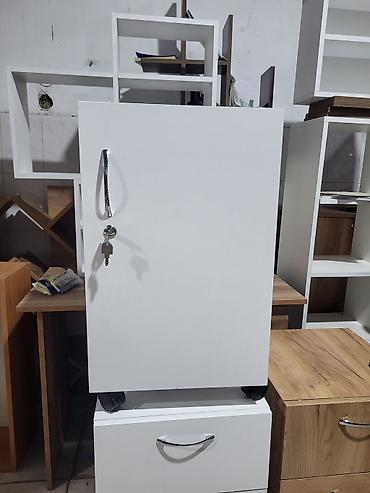 Ağ rəngli, təkərli kilidli dolab - Material: laminat/MDF tipli ağ