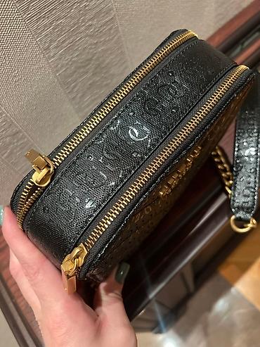 Çantalar: GUESS çiyin çantası – Black Monogram - Rəng: qara, laklı teksturalı — 2