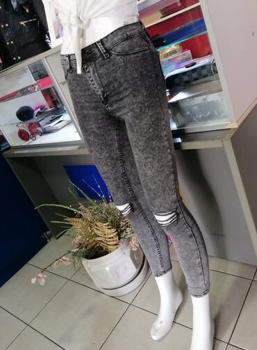 levis farmerke velicine: Tamno sive farmerice
Vel 27
Sa dosta elastina
Uvoz Turska