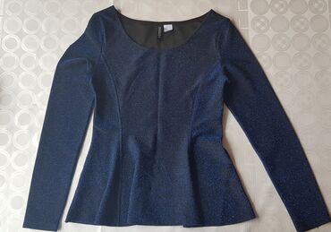 yun koynekler: H&M bluz. S/36 ölçü, Parisdən alınıb. Üzərində xırda zərlər var