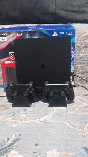 игровая приставка сони: Ps 4 б/у на 1 тб памяти без игр с подставкой и двумя джостиками