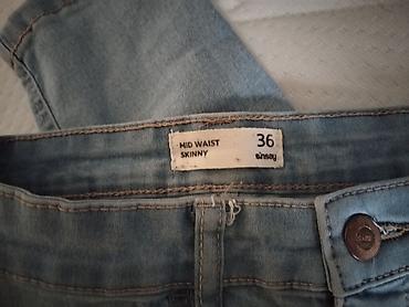 Farmerke: Dve ženske farmerke – različiti modeli i bendovi. 1) Sinsay skinny — 18