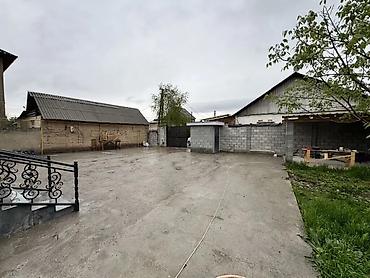 Продажа коттеджей и домов: 🏡 Срочная продажа 2-этажного дома в ж/м Ак-Орго, Бишкек! ✨ 177 м² | 5 — 3