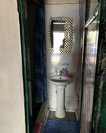 Продажа коттеджей и домов: ПРОДАЕТСЯ ДОМ . Барачного типа. Район базара возле милиции. Вода в — 7