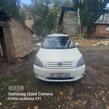 семиместные машины: Белый минивэн Срочно Срочно Toyota Ipsum с пятью дверями и просторным