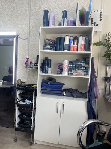 продаю оборудование для салона красоты: Продается шкаф хорошем в состоянии за 5000
