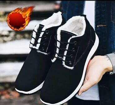 теплые мужские тапочки: Qışlıq kişilər üçün isti astarlı idman ayaqqabısı - Rəng: qara (ağ